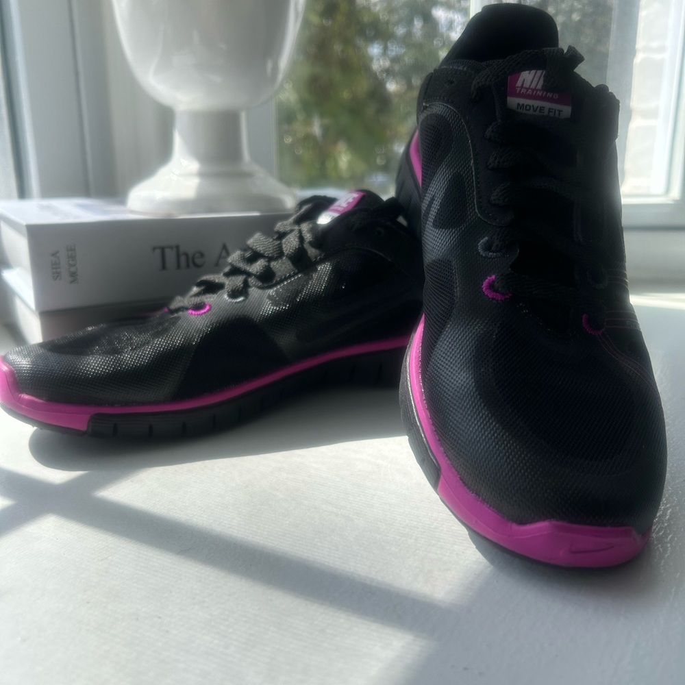 Nike Move Fit Women’s Black & Pink Training Sneakers - Picture 2 of 4
